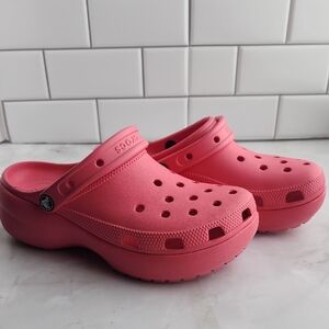 9Wide CROCS Vibrant Pink Clogs